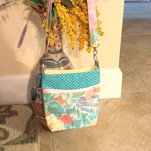 Handmade Aqua Floral Cotton Crossbody Bag with Lining and Zippered Closure - Picture 7 of 10